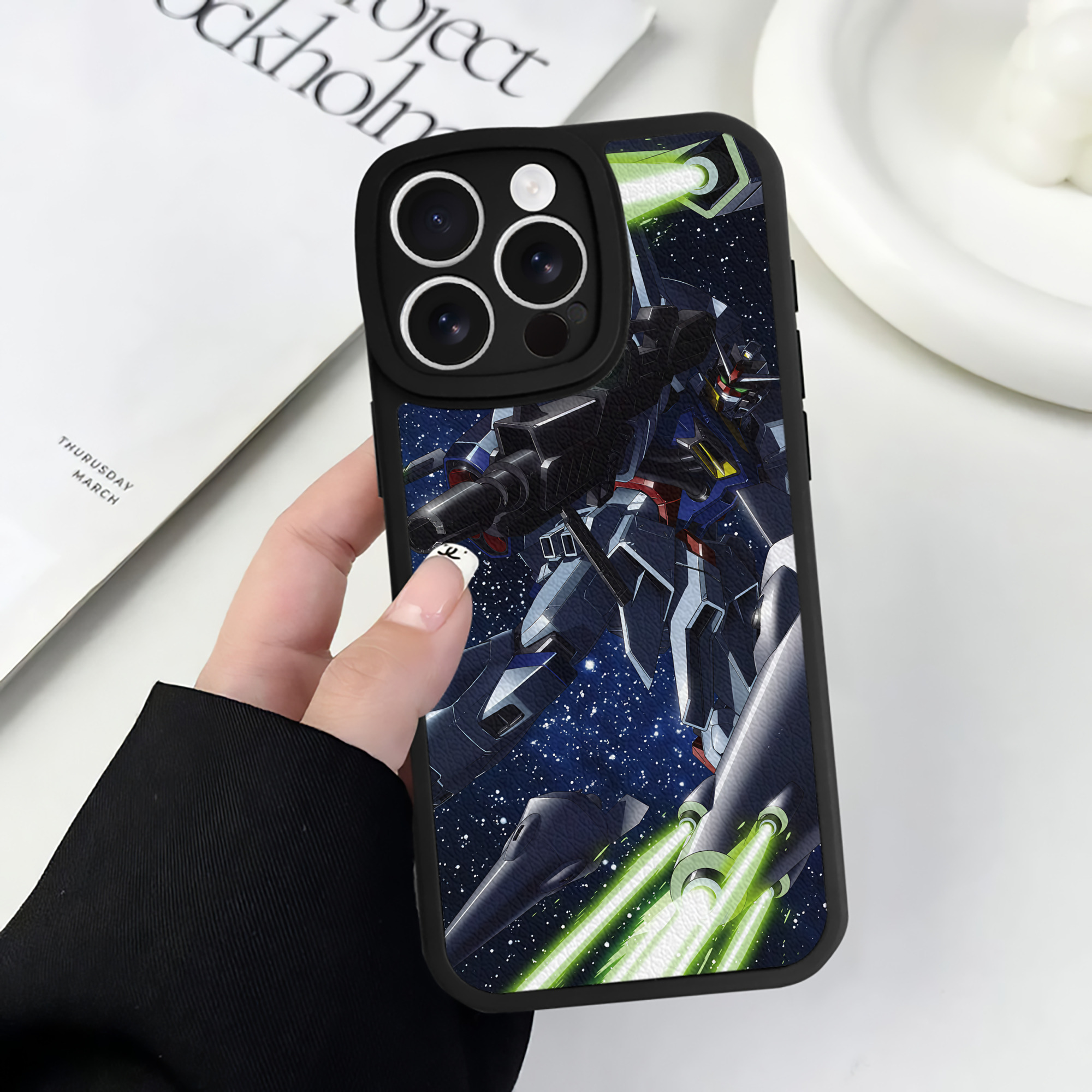 （画像用） 機動戦士ガンダム Mobile Suit Gundam 【iPhone 16シリーズ対応】シリコンスマホケース（レザー調） 材質：シリコン